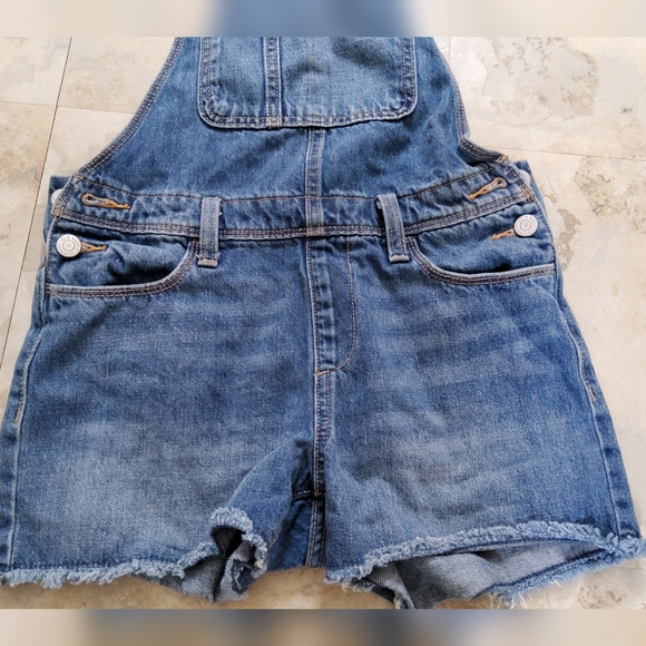 Girls Clothing Assortment (3 Shirts, 2 Sweaters, Overall Shorts) - Picture 9 of 10